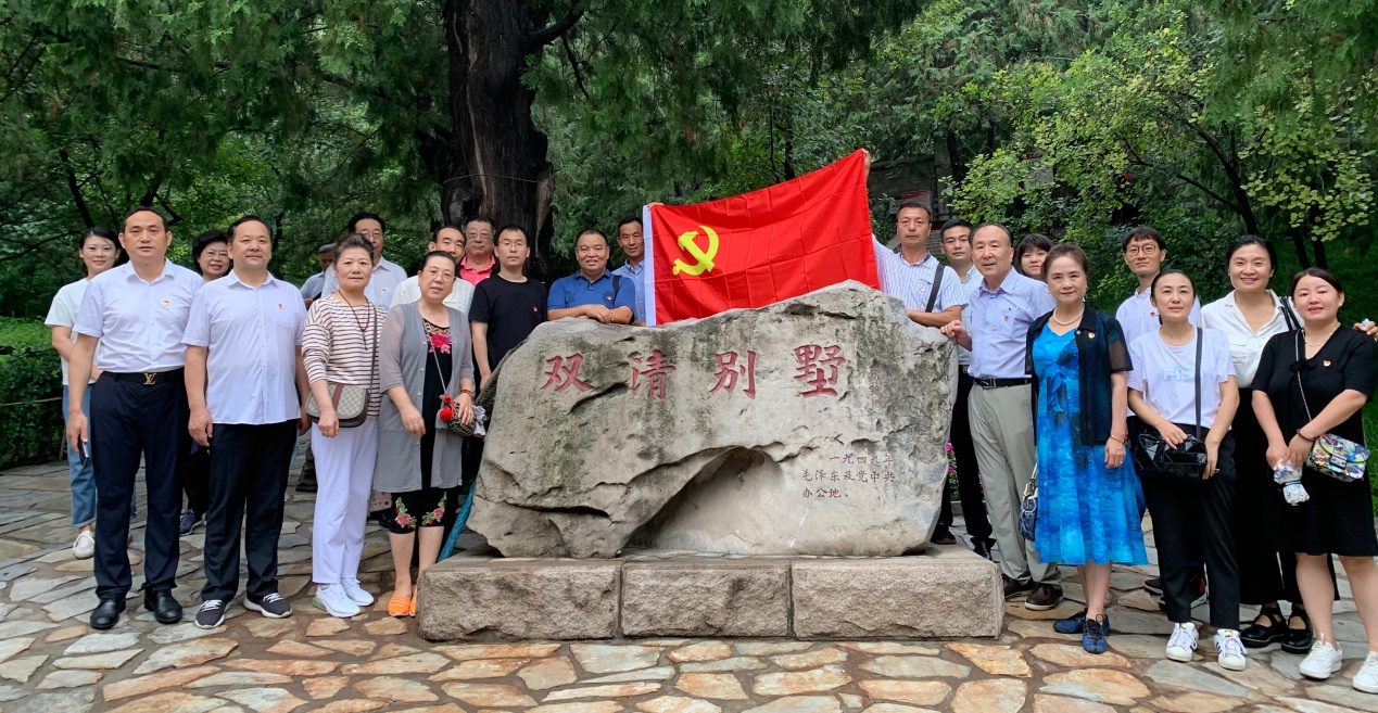 “回首历史,感悟初心”主题党日活动成功举办
