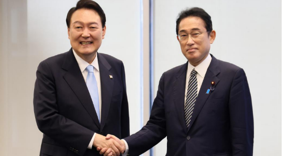 日韩首脑联大短暂会晤 同意改善双边关系