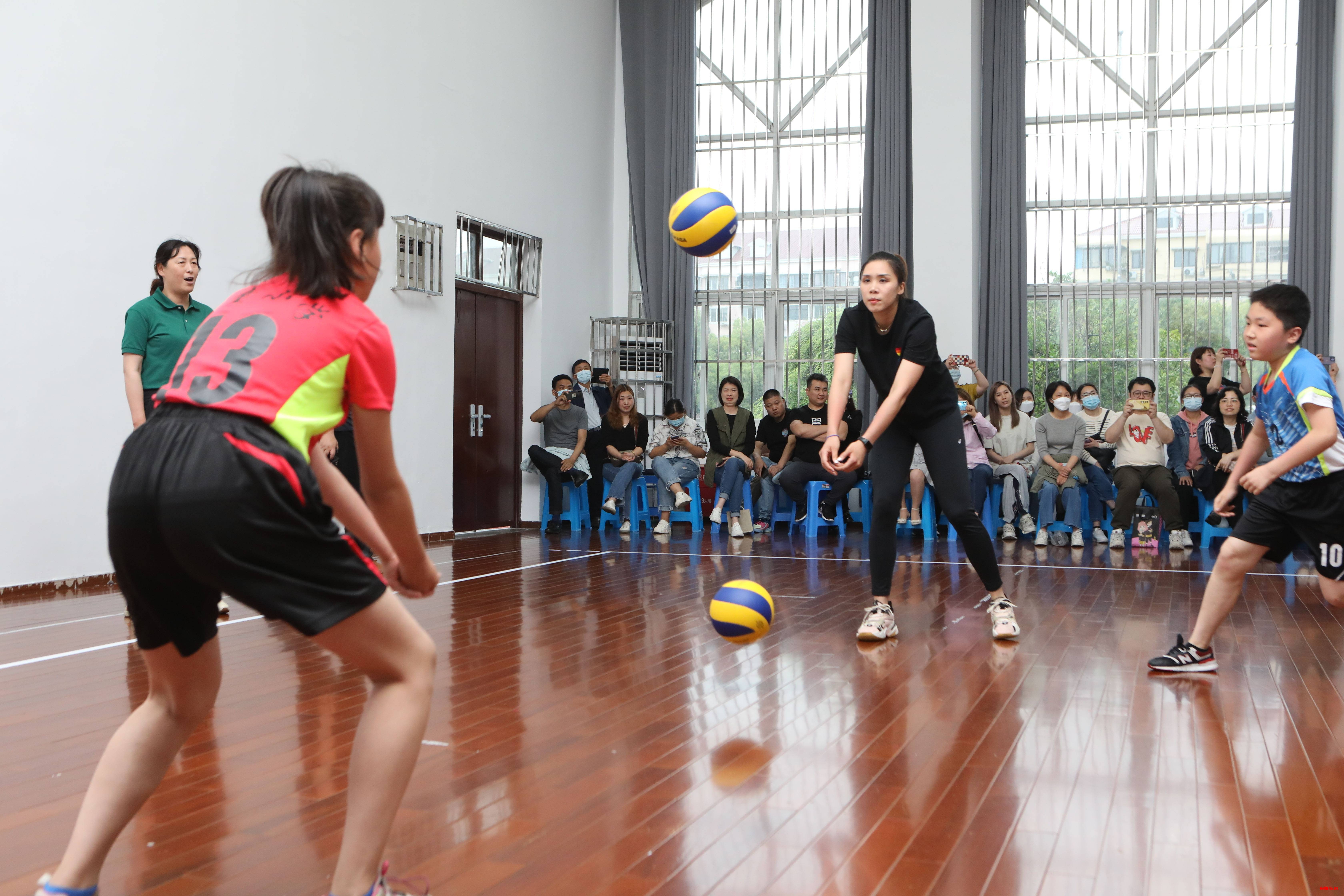 第五届上海市民排球节开幕式暨排球进校园活动 喜迎四名形象大使