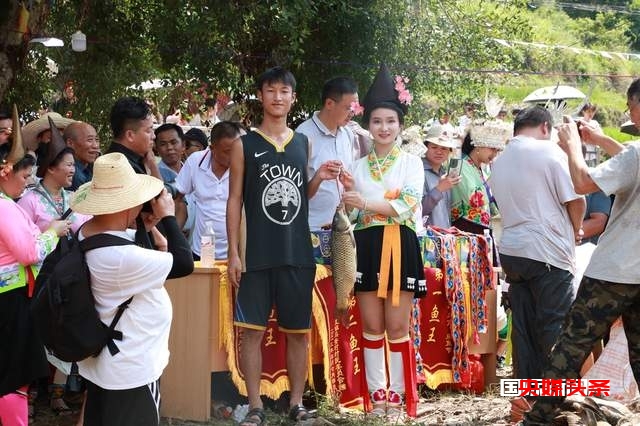 贵州从江:花甲苗寨万人欢聚“闹鱼节”喜迎丰收